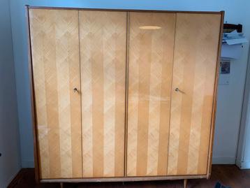 Vintage Jaren 60 Kledingkast beschikbaar voor biedingen