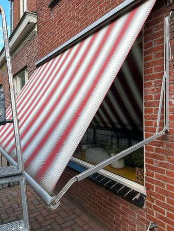 Zonnescherm 310 cm breed 180 geopend beschikbaar voor biedingen