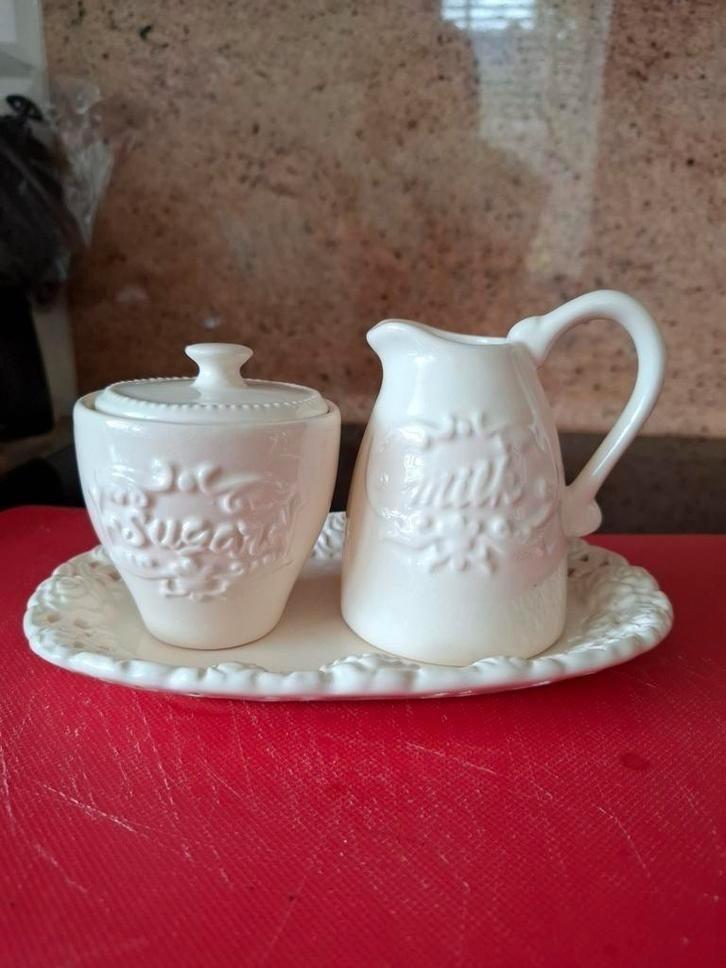 Roomwit roomstelletje, Huis en Inrichting, Keuken | Servies, Nieuw, Overige typen, Overige stijlen, Aardewerk, Ophalen of Verzenden