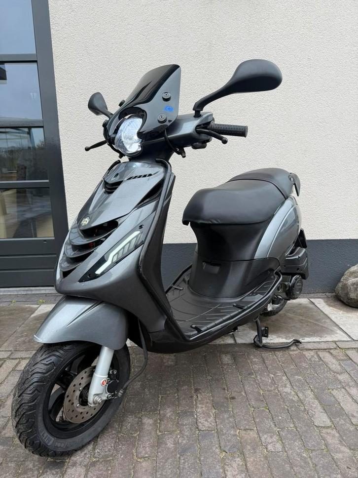 ⭐️Piaggio zip 4t iget 2022 Brom eerste eigenaar⭐️, Fietsen en Brommers, Scooters | Piaggio, Zo goed als nieuw, Zip, Benzine, Ophalen