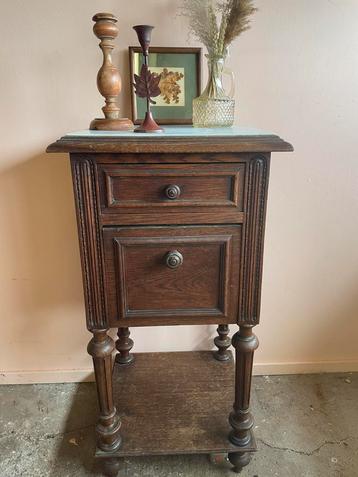 Vintage houten kastje met wit marmeren blad beschikbaar voor biedingen