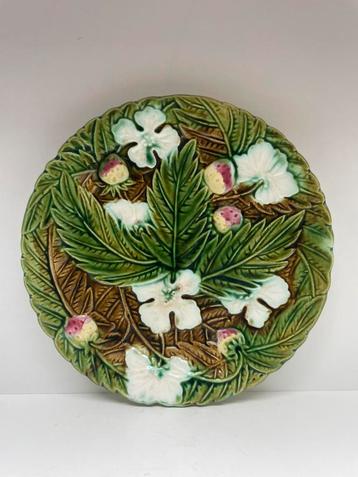 Vintage Frans Art Nouveau Majolica Bord ‘ Fraise ‘ wandbord beschikbaar voor biedingen