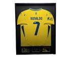 Cristiano Ronaldo Al Nassr 24/25 ingelijst thuis shirt, Verzamelen, Sportartikelen en Voetbal, Buitenlandse clubs, Soccersignings.nl
