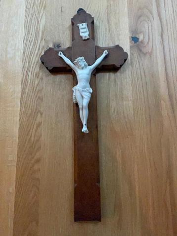 Antiek kruisbeeld met een porseleine beeld. Lengte 60 cm.  beschikbaar voor biedingen