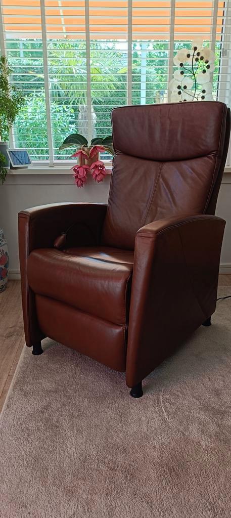 Zeer nette Prominent sta op en relax fauteuil bruin leder, Huis en Inrichting, Stoelen, Zo goed als nieuw, Ophalen