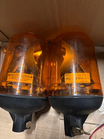 2 zwaailampen  24 volt z.g.a.n. beschikbaar voor biedingen