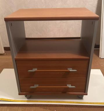 Mooie kastje met 2 lades op wieltjes beschikbaar voor biedingen