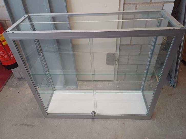 Stevige vitrinekast verstelbaar., Huis en Inrichting, Kasten | Vitrinekasten, Gebruikt, Minder dan 100 cm, 50 tot 100 cm, 25 tot 50 cm