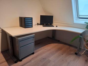 Habéé hoekbureau in hoogte verstelbaar. Incl. ladekast 