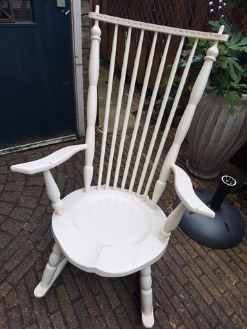 Oude schommelstoel beschikbaar voor biedingen