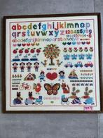 Mooi geborduurde letterlap voor de baby-kinderkamer, Ophalen of Verzenden, Nieuw, Wanddecoratie