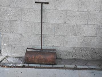 Graswals/ roller. Steellengte 90cm,wals 56cm ZWAAR ingewicht beschikbaar voor biedingen