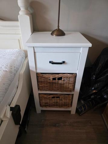 ** 2 houten nachtkastjes ** beschikbaar voor biedingen