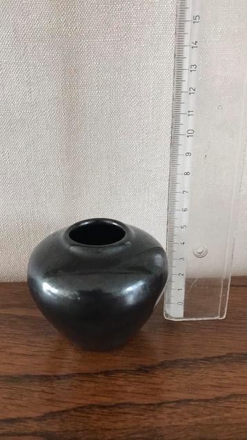 Zwart vintage klein vaasje  beschikbaar voor biedingen