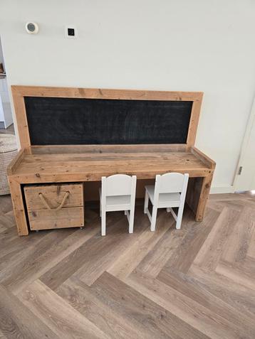 Bureau / speeltafel voor kinderen beschikbaar voor biedingen