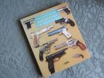 Boek : Revolvers en pistolen alles over handvuurwapens 1993, Ophalen of Verzenden, Nederland, Boek of Tijdschrift