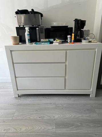 Mooie commode beschikbaar voor biedingen