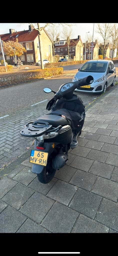 Piaggio fly 125cc 2011, Fietsen en Brommers, Scooters | Piaggio, Zo goed als nieuw, Fly, Benzine, Ophalen