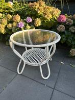Vintage wit rieten/rotan bijzettafelt met glasplaat, Huis en Inrichting, Tafels | Bijzettafels, Minder dan 55 cm, Gebruikt, Rond