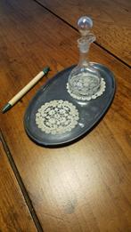 Tinnen dienblad met 1 glazen karafje met stop, Antiek en Kunst, Antiek | Glas en Kristal, Ophalen