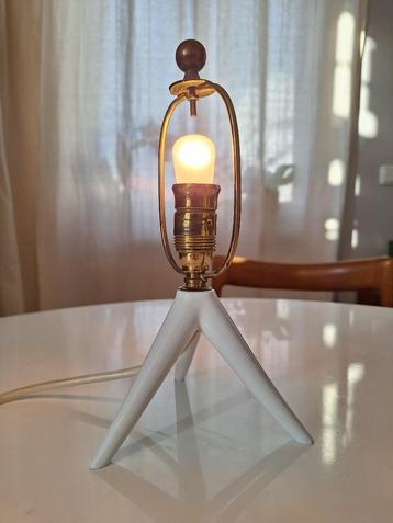 Midcentury driepoot tafellamp van keramiek en messing beschikbaar voor biedingen