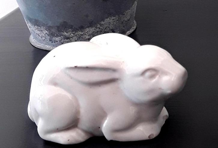 Brocant porseleinen konijntje konijn haas haasje, Verzamelen, Beelden en Beeldjes, Gebruikt, Dier, Ophalen of Verzenden