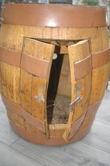Wijnvat /barmeubel. Met verlichting, flessenrek en wieltjes. beschikbaar voor biedingen