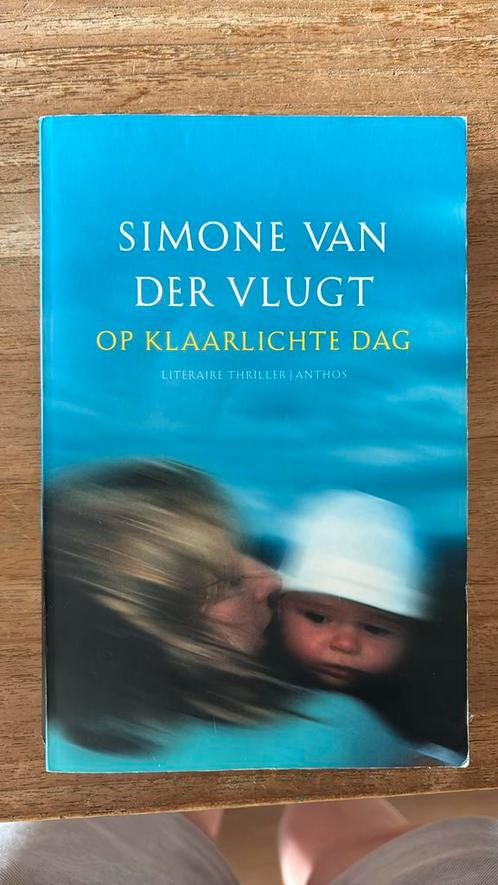 Simone van der Vlugt - Op klaarlichte dag, Boeken, Thrillers, Zo goed als nieuw, Nederland, Ophalen of Verzenden