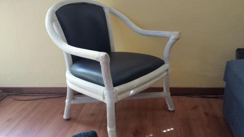 Witte Rotan stoel met kunst leder / kunstleer bekleding, Huis en Inrichting, Stoelen, Gebruikt, Eén, Leer, Riet of Rotan, Overige materialen