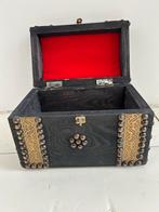 Kleine Houten Kist met Metalen Details, schatkistje, Ophalen, Gebruikt, Overige houtsoorten, Minder dan 50 cm
