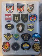 Diverse defensie en politie emblemen uit buitenland, Verzamelen, Ophalen of Verzenden, Landmacht, Nederland, Embleem of Badge
