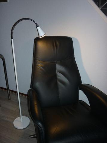 leuke witte moderne led-vloerlamp  beschikbaar voor biedingen
