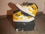 Nike Jordan 1 mid university gold, Kleding | Heren, Schoenen, Overige kleuren, Nike Jordan, Nieuw, Ophalen of Verzenden