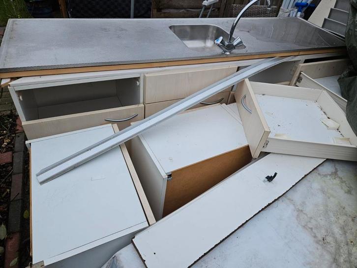 Gratis keuken blok met 4 kastjes. En afzuigkap, Huis en Inrichting, Keuken | Keukenelementen, Gebruikt, Minder dan 100 cm, 25 tot 50 cm