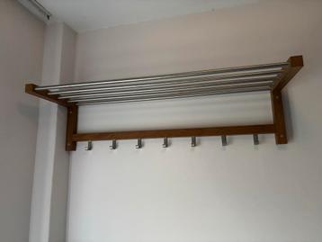Houten Wandkapstok met Metalen stangen en haakjes beschikbaar voor biedingen
