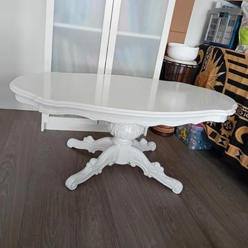 Brocante salontafel met speels houtsnijwerk beschikbaar voor biedingen