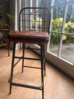 Industriële barkruk - Cognac leer & draadstaal, Huis en Inrichting, Barkrukken, Gebruikt, Met voetsteun, 60 tot 90 cm, Leer