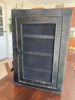 Zwart metalen wandkastje met gaasdeur, Antiek en Kunst, Ophalen of Verzenden