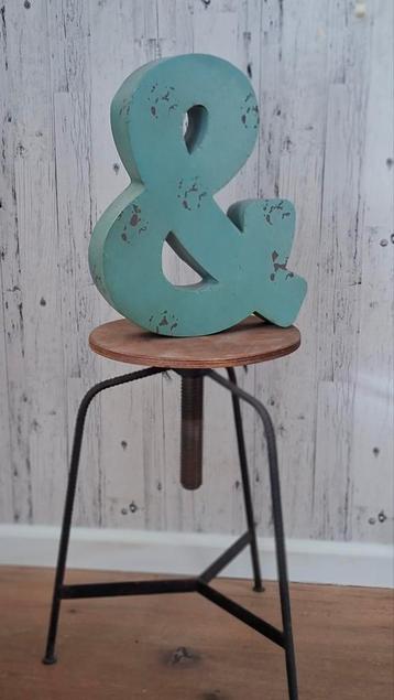 Industrieel Bijzettafeltje/Krukje + Decoratie beschikbaar voor biedingen