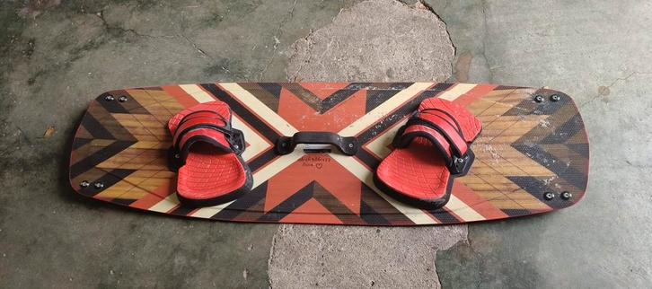 Fluid kiteboard 135 x 41cm 2021, Watersport en Boten, Kitesurfen, Zo goed als nieuw, Kiteboard, Twintip, Ophalen