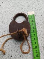 Mooi oud slot in hartvorm van metaal met sleutelsleuteltje, Gebruikt, Ophalen of Verzenden, Slot, IJzer