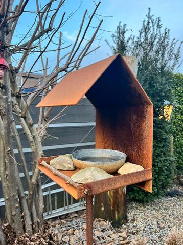 Korten staal vogelhuisje beschikbaar voor biedingen