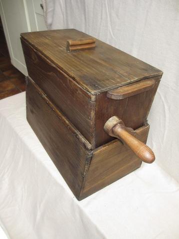 zeer mooie antieke houten boterkarn van 1820 ongeveer. beschikbaar voor biedingen