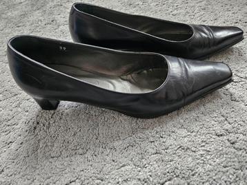 Zwarte pumps (laag hakje) zo goed als nieuw beschikbaar voor biedingen