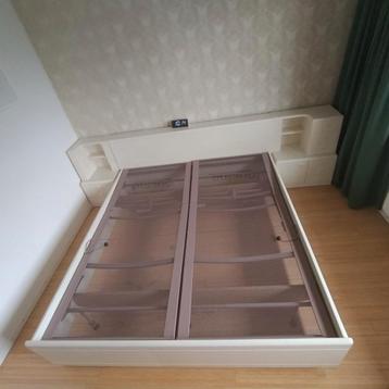 Tweepersoonsbed 180x200 met nachtkastjes en Auping spiralen beschikbaar voor biedingen