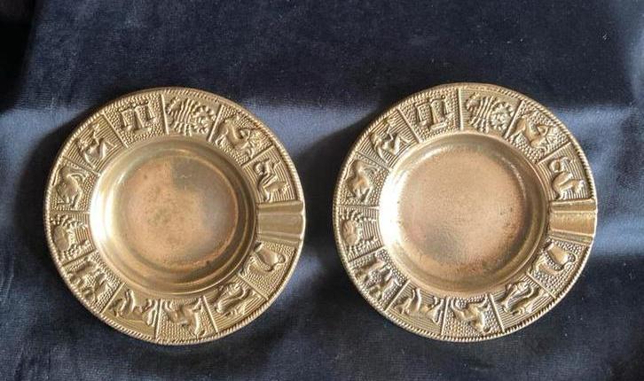 Twee vintage koperen asbakken met dierenriem motieven, Antiek en Kunst, Antiek | Koper en Brons, Koper, Ophalen of Verzenden