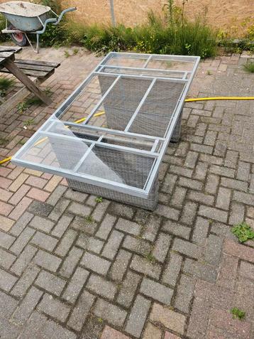Terras tafel  beschikbaar voor biedingen