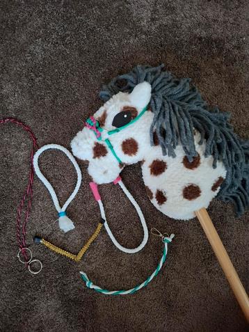 Nieuwe handgemaakte hobbyhorse stokpaard met veel accessoire beschikbaar voor biedingen