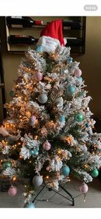 Kerstboom met sneeuw te koop inclusief ballen, Diversen, Kerst, Ophalen, Zo goed als nieuw