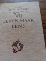 Wij leven maar eens - Anne de Vries, Boeken, Streekboeken en Streekromans, Gelezen, Ophalen of Verzenden